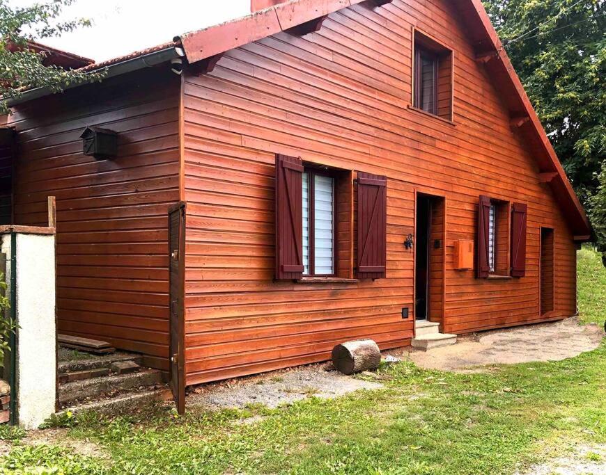 Saint-Pierre-ChérignatにあるChalet à la campagneの木造家屋(窓、ドア付)