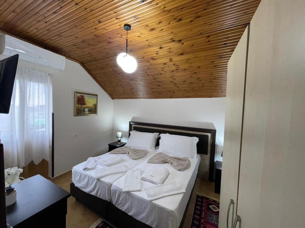 Postel nebo postele na pokoji v ubytování --HOTEL DEAL-- Rooms With Castle View