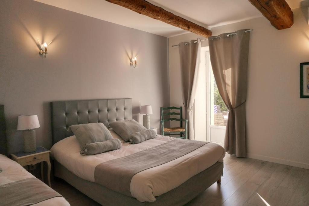 Postel nebo postele na pokoji v ubytování Logis Hôtel La Bastide des Monges