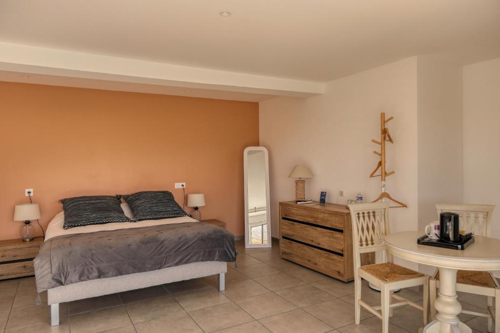 Postel nebo postele na pokoji v ubytování Logis Hôtel La Bastide des Monges
