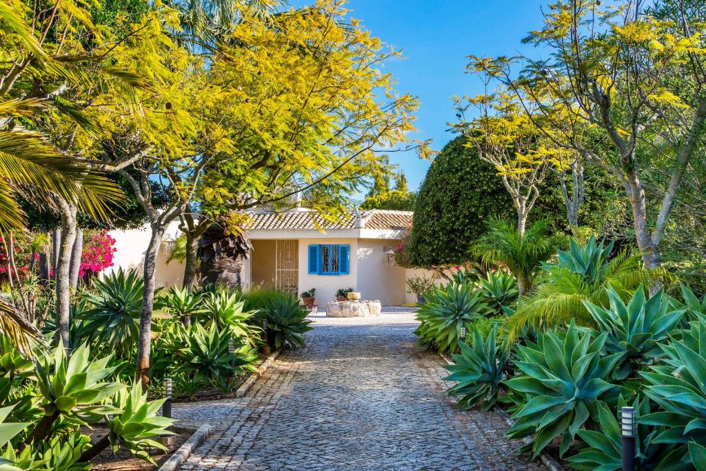 une maison avec un jardin et une allée dans l'établissement Quinta Azul - Gorgeous Apartment with Pool & Private Terrace, à Lagoa