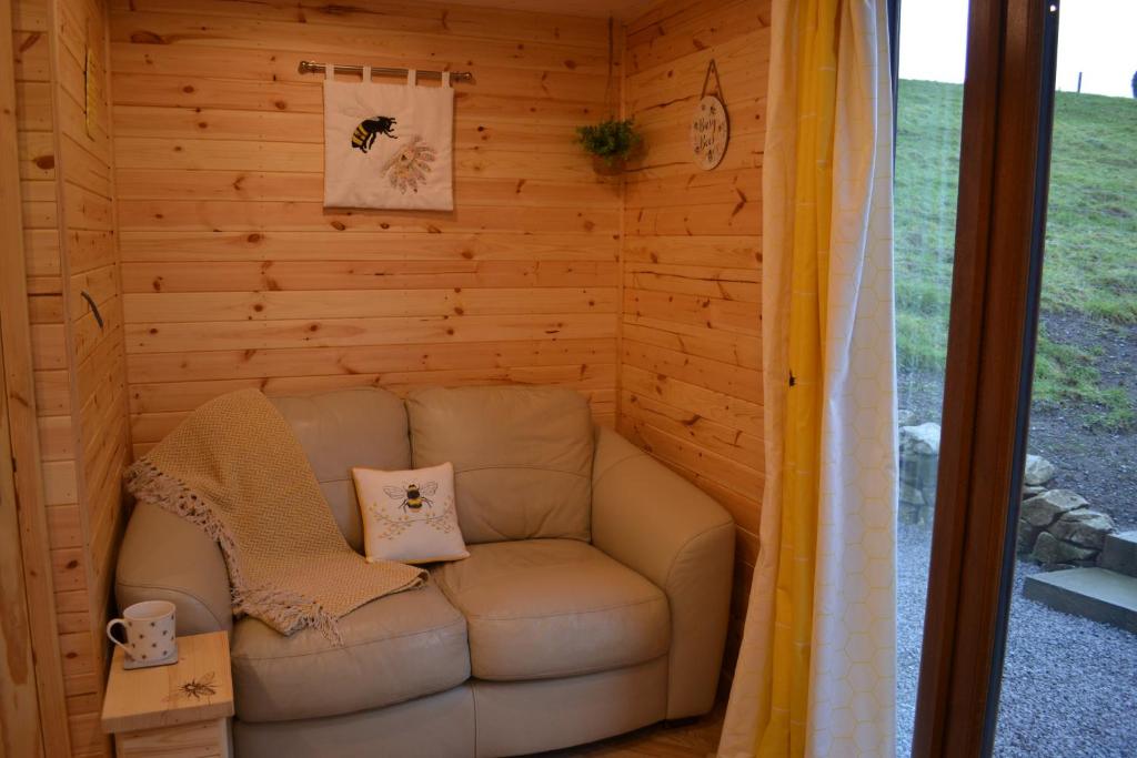 Posezení v ubytování The Warren Lodge Cabin at Ashes Farm, near Settle