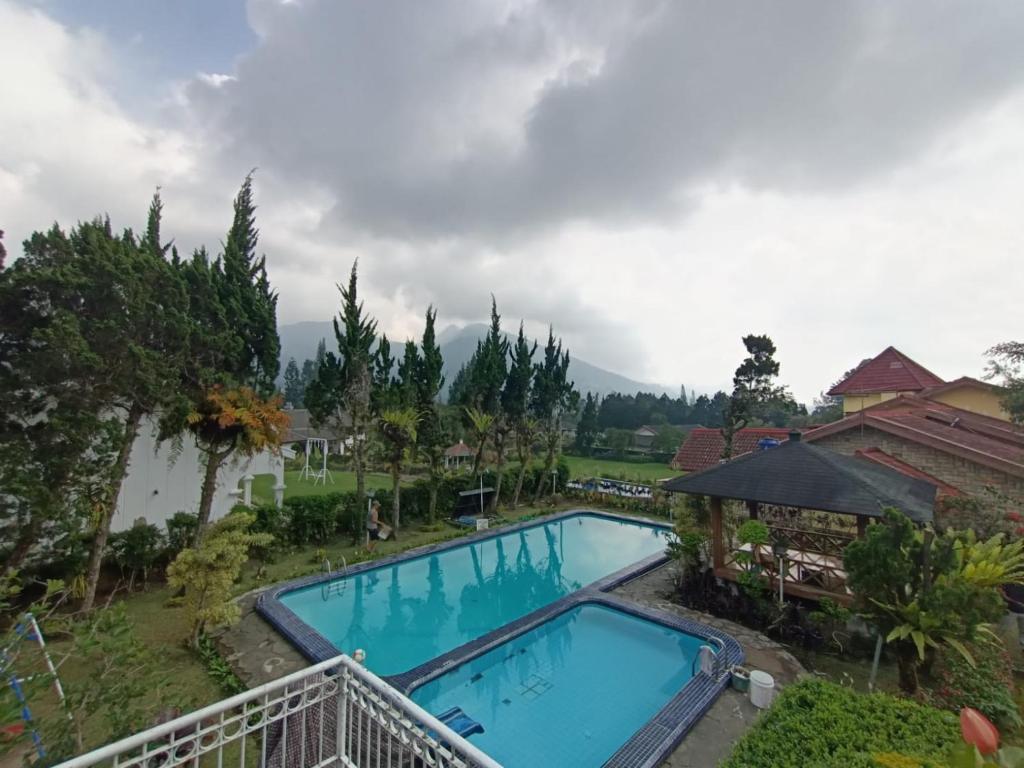 an overhead view of a swimming pool at a resort at Villa Ciloto 411 in Ciloto