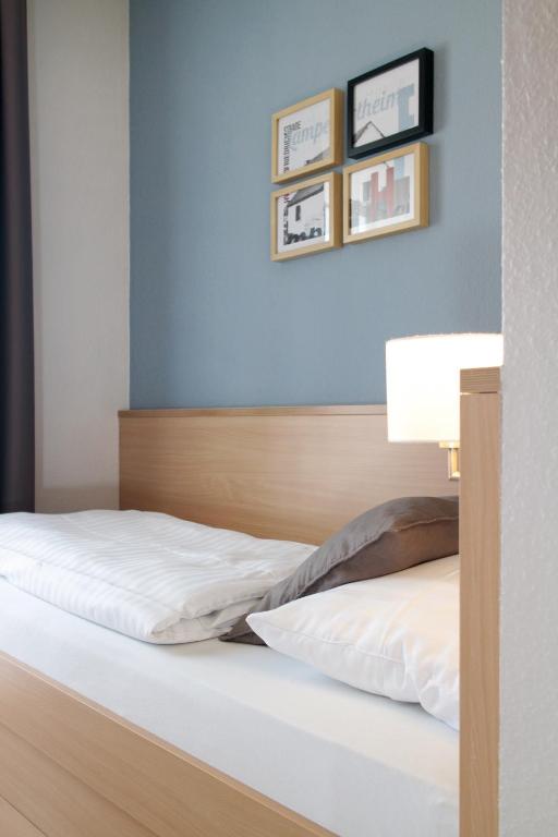 Postel nebo postele na pokoji v ubytování Hotel Friedrichstraße