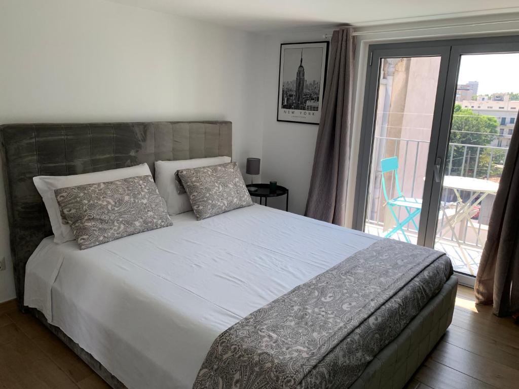 een slaapkamer met een bed en een groot raam bij Orto siculo house-3 in Catania