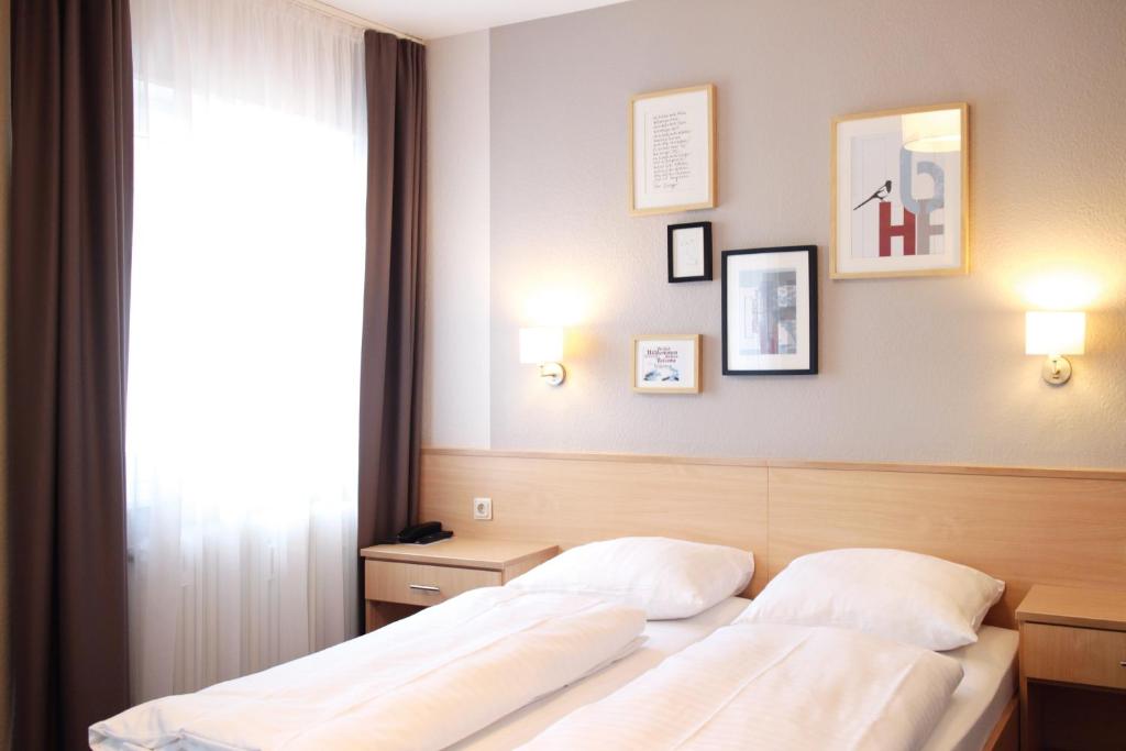 Postel nebo postele na pokoji v ubytování Hotel Friedrichstraße