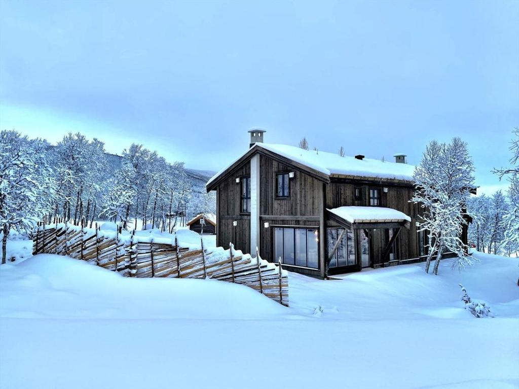 a cabin in the snow with snow covered trees at Budalstølen-ny og flott hytte-sentral beliggenhet in Geilo