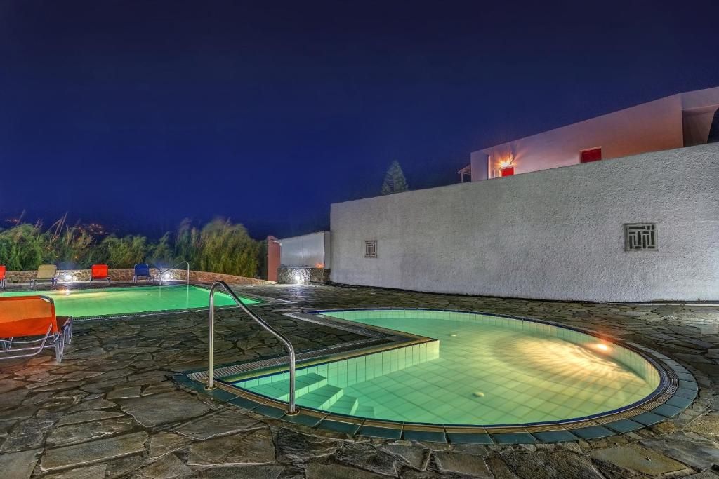 Bazén v ubytování Hotel Smaragdi Apartments nebo v jeho okolí