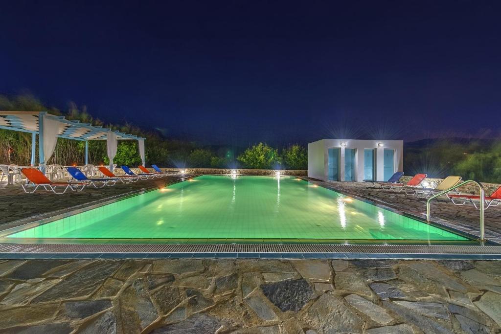 Bazén v ubytování Hotel Smaragdi Apartments nebo v jeho okolí