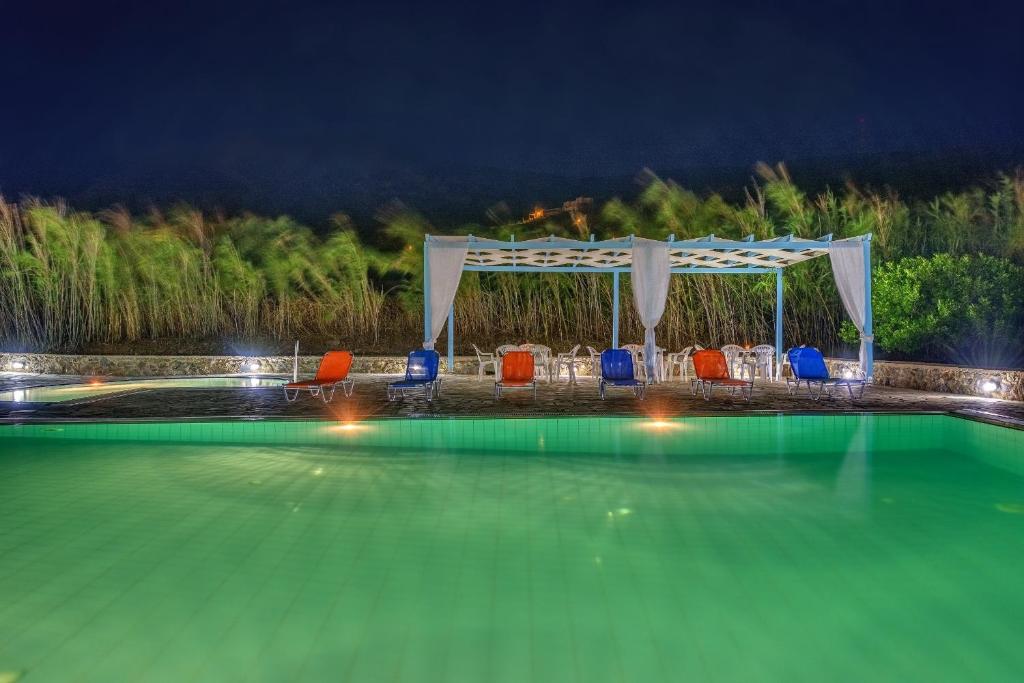 Bazén v ubytování Hotel Smaragdi Apartments nebo v jeho okolí
