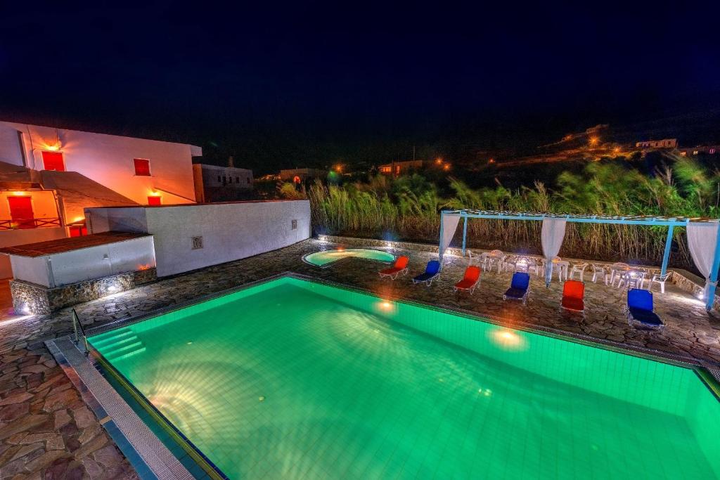 Bazén v ubytování Hotel Smaragdi Apartments nebo v jeho okolí