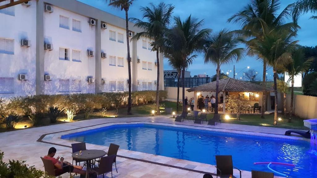 vista para a piscina do hotel à noite em Attiê Park Hotel em Uberlândia