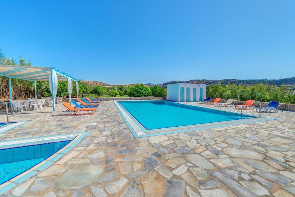 Bazén v ubytování Hotel Smaragdi Apartments nebo v jeho okolí