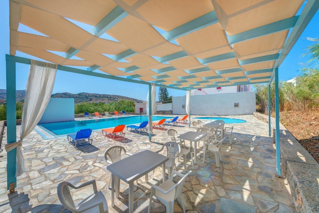 Bazén v ubytování Hotel Smaragdi Apartments nebo v jeho okolí