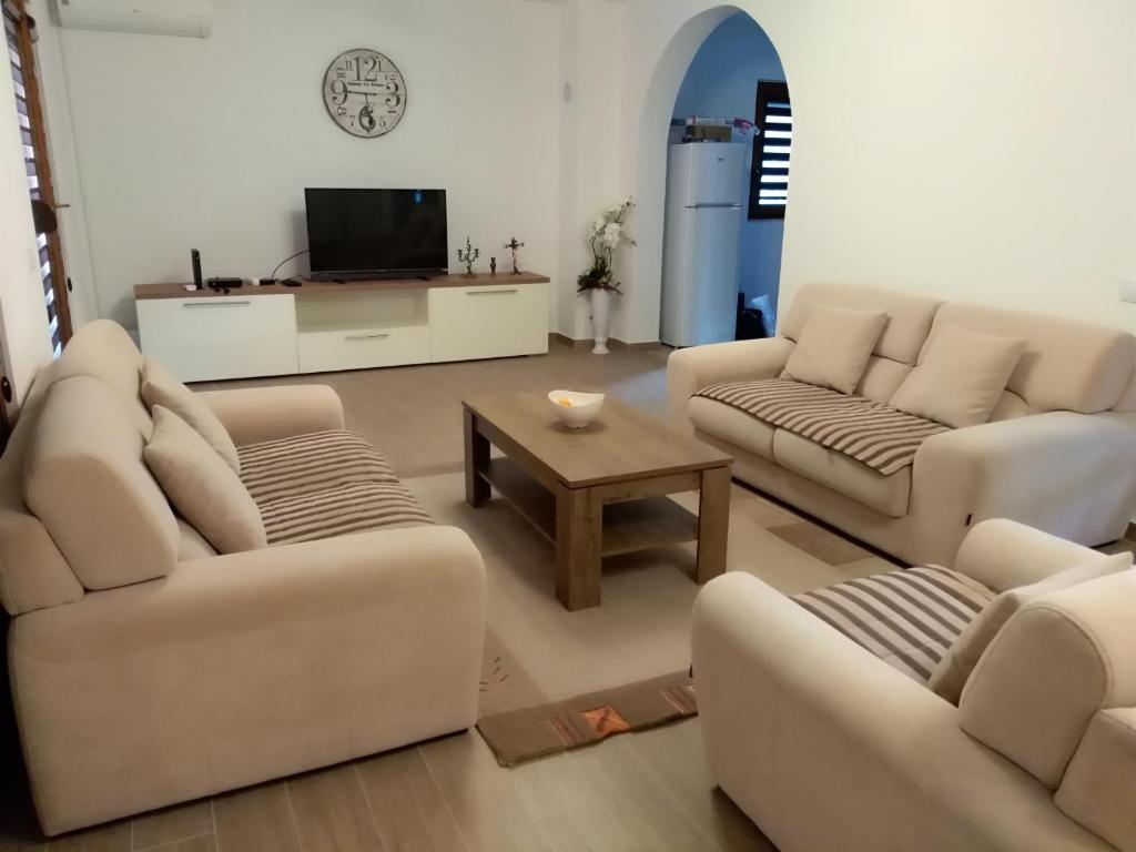 un soggiorno con 2 divani e una TV di Villa Mia Ana a Međugorje