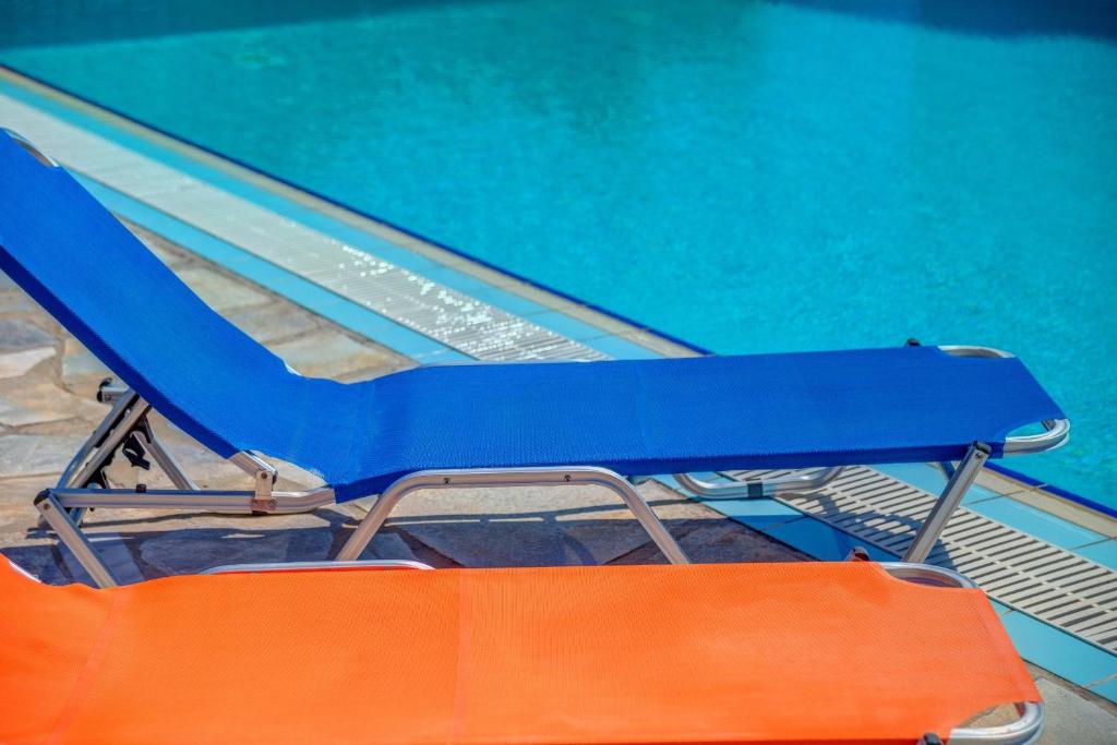 Bazén v ubytování Hotel Smaragdi Apartments nebo v jeho okolí
