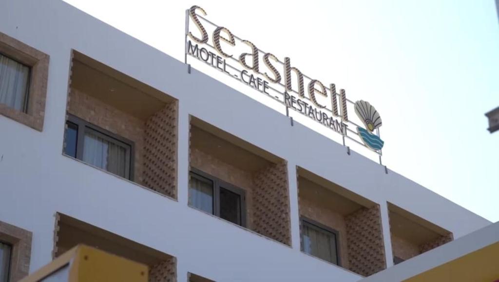 un cartel en la parte superior de un hotel en Seashell en Oualidia