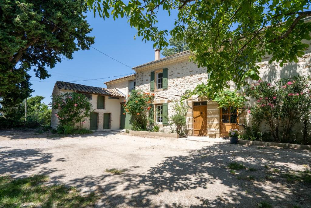 Mas entouré de vignes et d'oliviers