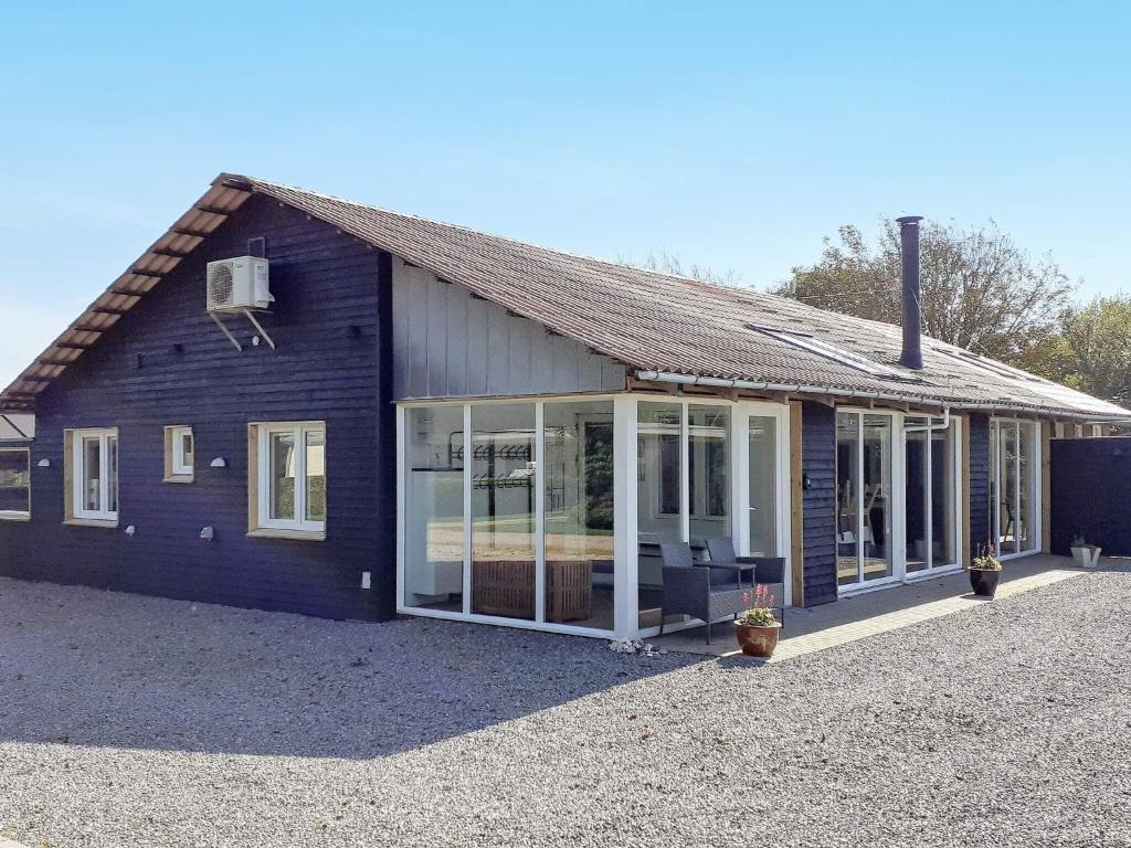 VinderupにあるFour-Bedroom Holiday home in Vinderup 2の大きな引き戸付きの家