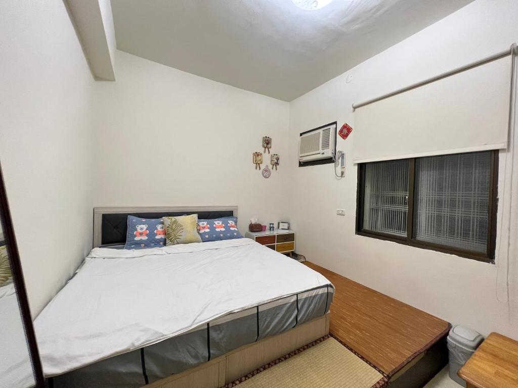 1 dormitorio con cama y ventana en Jiajia Inn, en Lukang