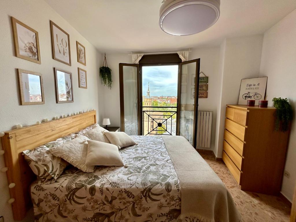 a bedroom with a large bed and a window at El Torreón del Pilar. Opción de parking in Zaragoza