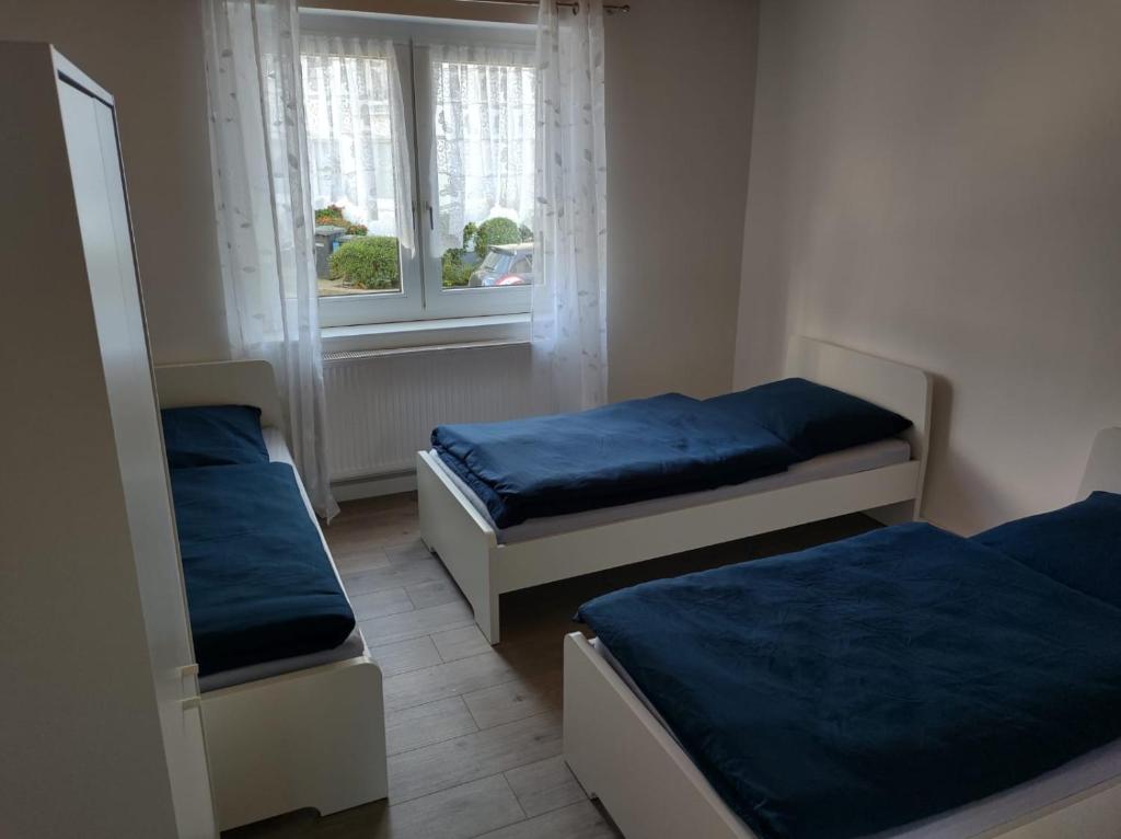 En eller flere senge i et værelse på estrella24 LIVING ROOMS Kairo