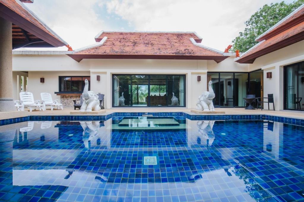 Bazén v ubytování Lotus Pool Villa nebo v jeho okolí