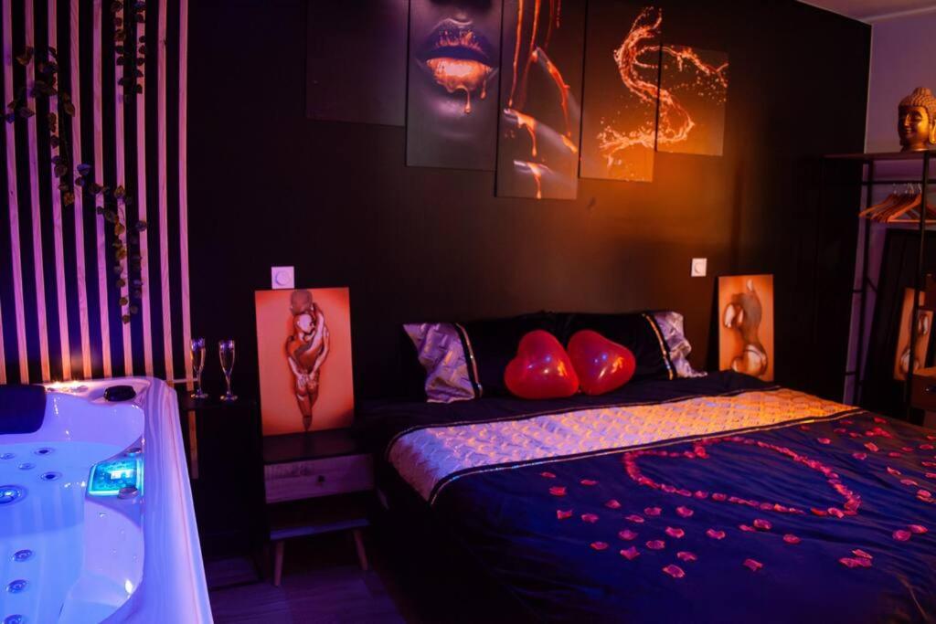 Llit o llits en una habitació de Love room Cocon Sri-Yani sauna jacuzzi