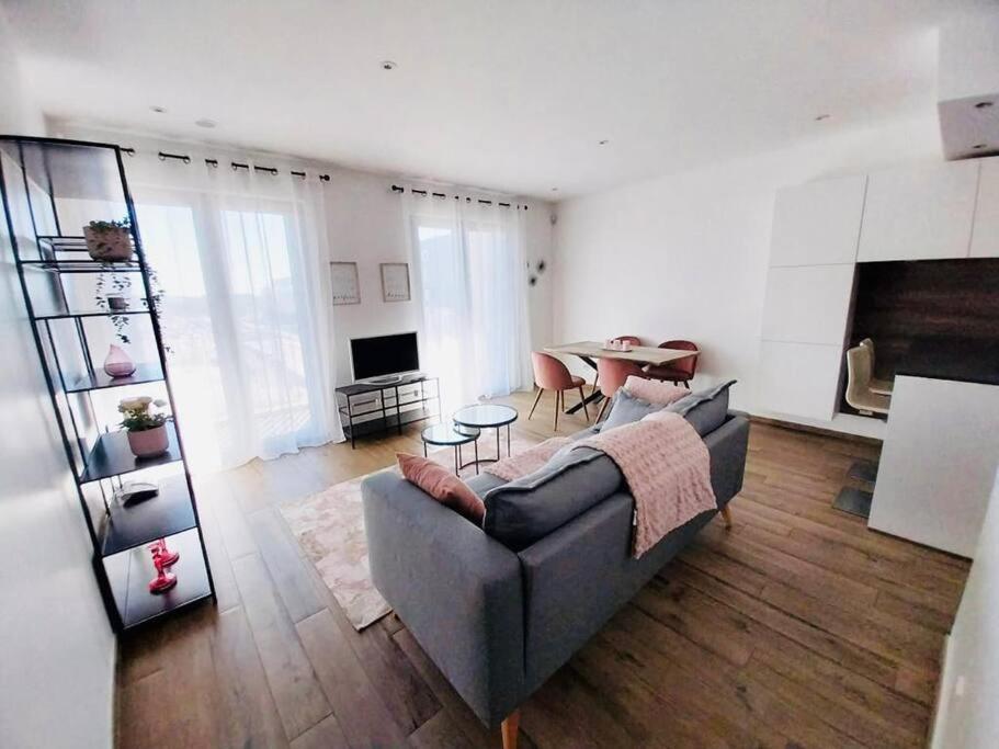 TV a/nebo společenská místnost v ubytování Luxury 2 bedrooms with Parking&Terrace - CD5