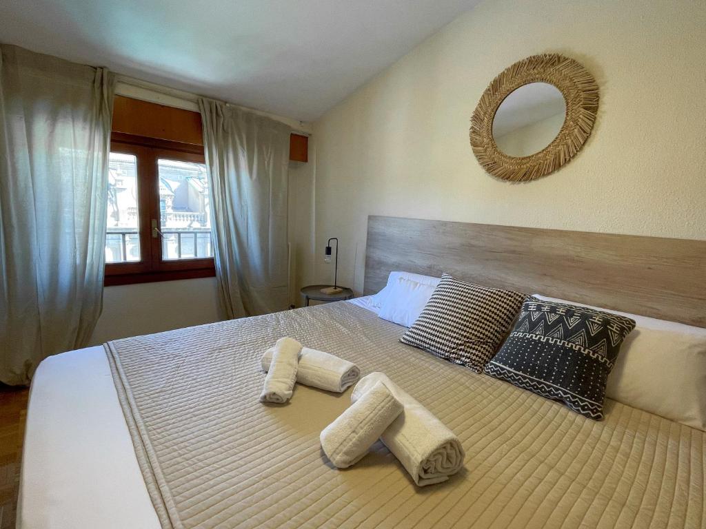 1 dormitorio con 1 cama con 2 toallas en AZ El Balcón a la Basílica I - vistas inmejorables a la Basílica del Pilar!, en Zaragoza