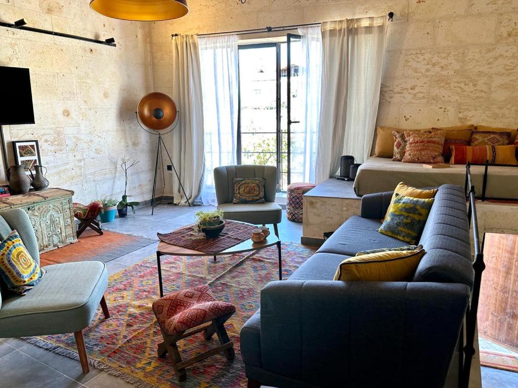 ein Wohnzimmer mit einem Sofa und einem Bett in der Unterkunft Casa Chilai Cappadocia in Ürgüp