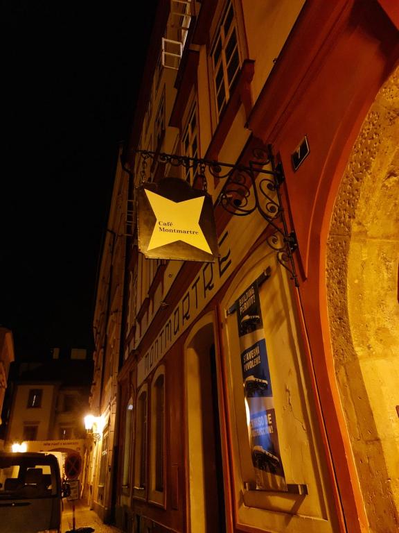 una señal estelar colgando de un lado de un edificio en Laxmi Happy Home in historical Prague, en Praga