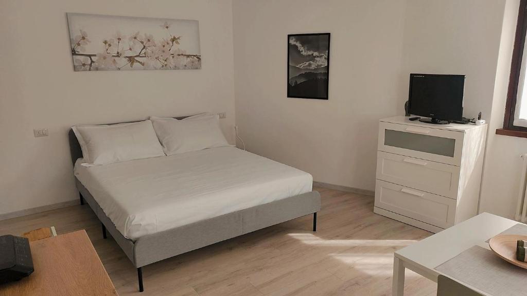 a small bedroom with a bed and a tv at Affittacamere Al Vicolo in San Bernardo
