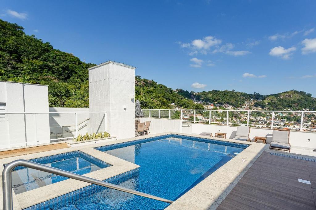 a swimming pool on the roof of a house at Apto no centro com piscina RRI103 in Florianópolis