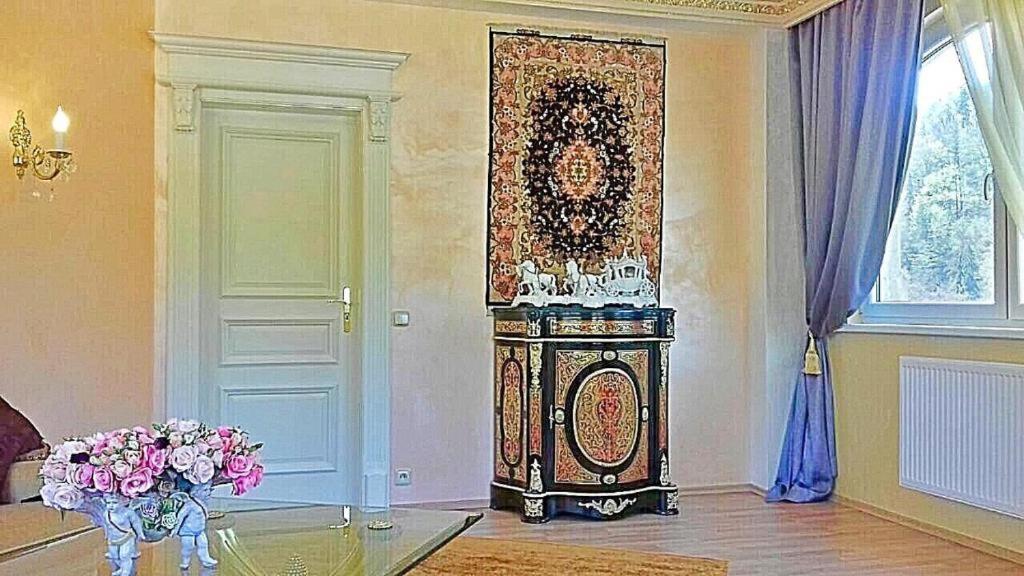 una habitación con una mesa de cristal y una pintura en la pared en Fantasy, en Karlovy Vary