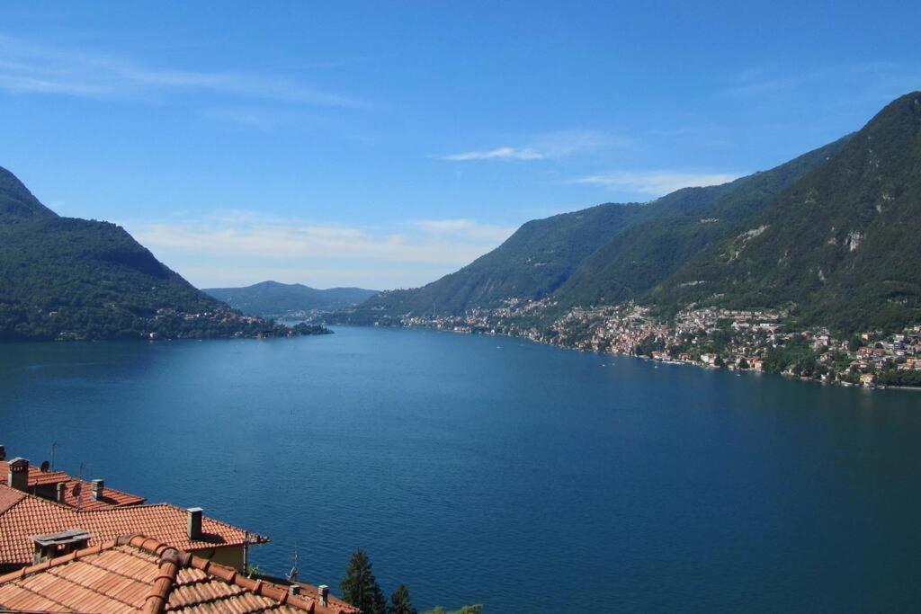 - une vue sur une grande étendue d'eau avec des montagnes dans l'établissement Casa Aurelia, Pognana Lario, à Pognana Lario