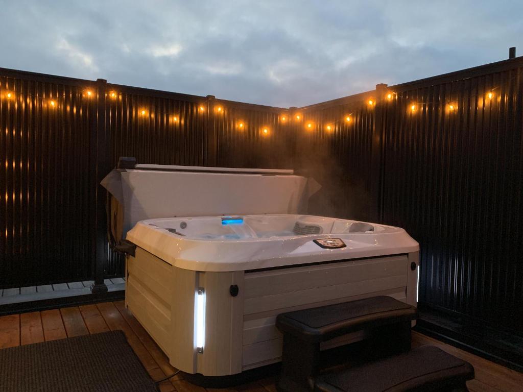 Modern Executive Townhome w/ Rooftop Hot Tub Oasis, Oakville (updated prices 2024)