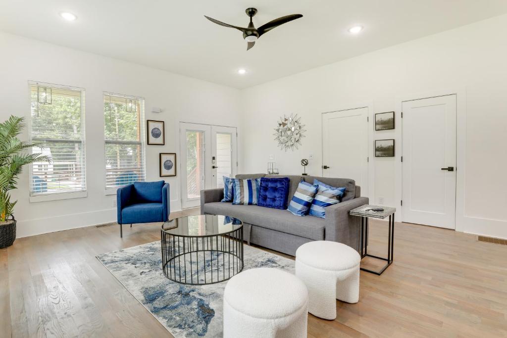 Ruang duduk di Modern Decatur Home about 7 Mi to Atlanta!