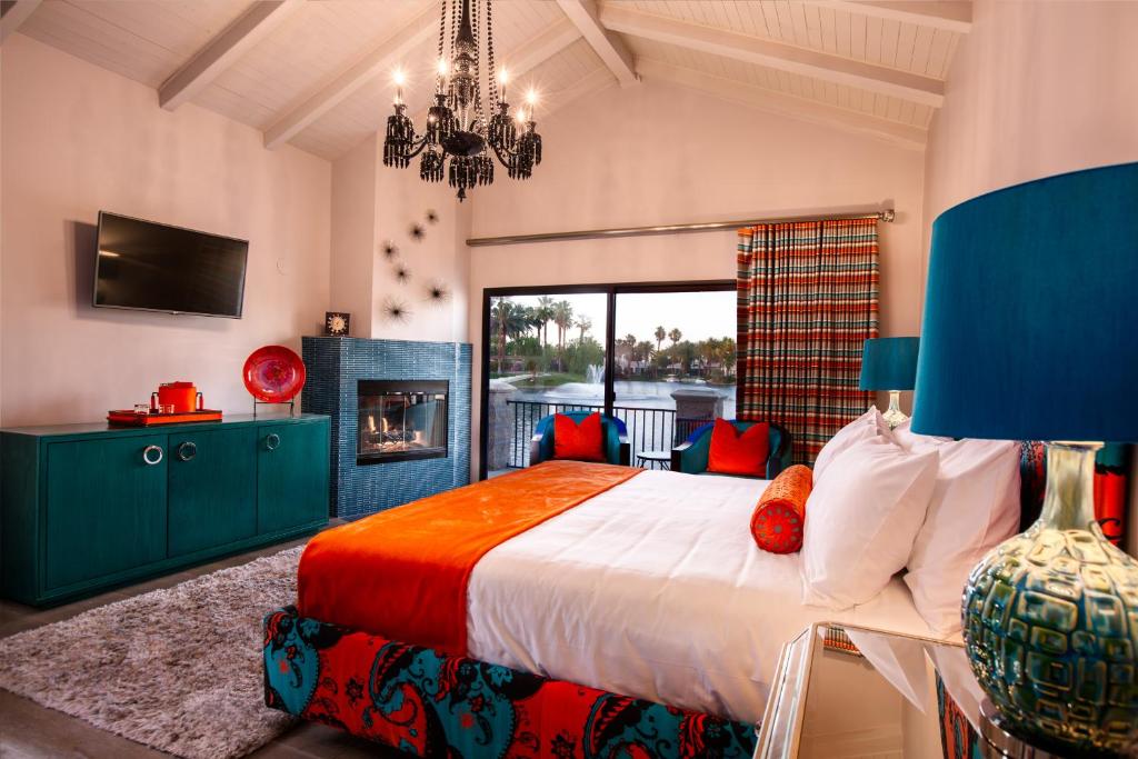 Tempat tidur dalam kamar di The Chateau at Lake La Quinta