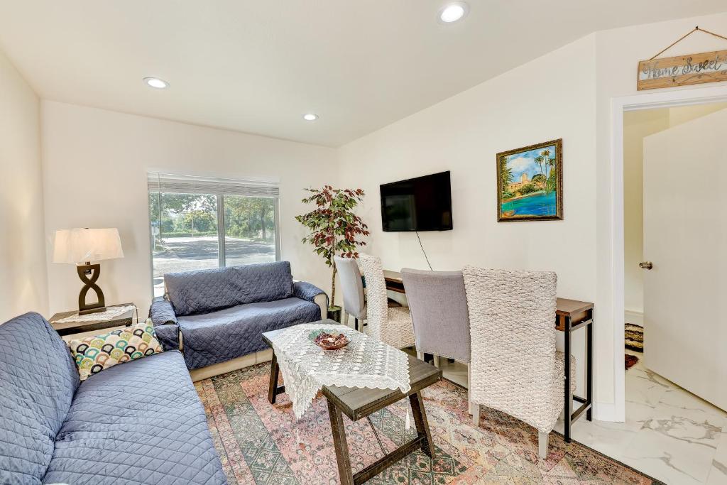 ein Wohnzimmer mit einem blauen Sofa und einem Tisch in der Unterkunft Anaheim Hills Retreat - 17 Mi to Disneyland! in Anaheim