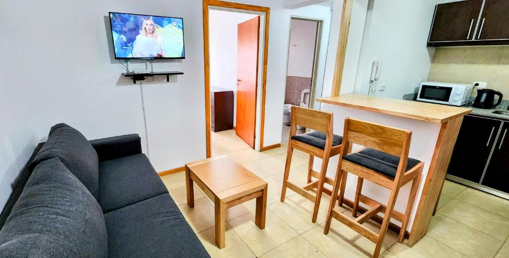 Il comprend un salon avec un canapé et une cuisine. dans l'établissement Belgrano 555, à San Martín de los Andes