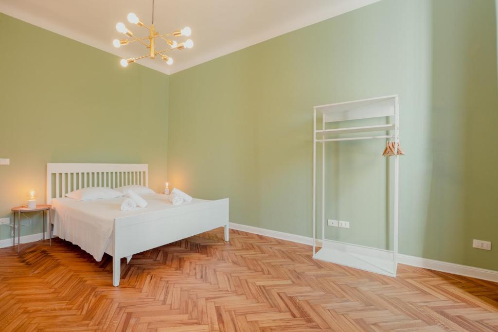 um quarto com uma cama e uma cabina de duche em vidro em Casa Settefontane em Trieste