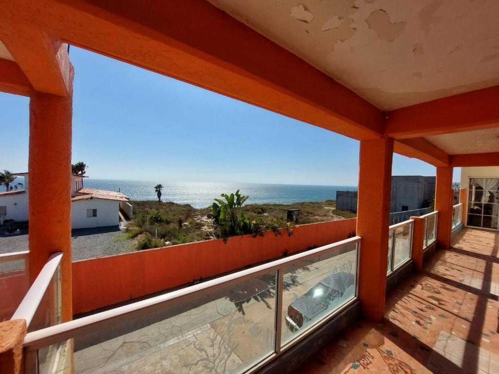 een balkon met uitzicht op de oceaan bij Estudios Del Mar km42 in Raulis