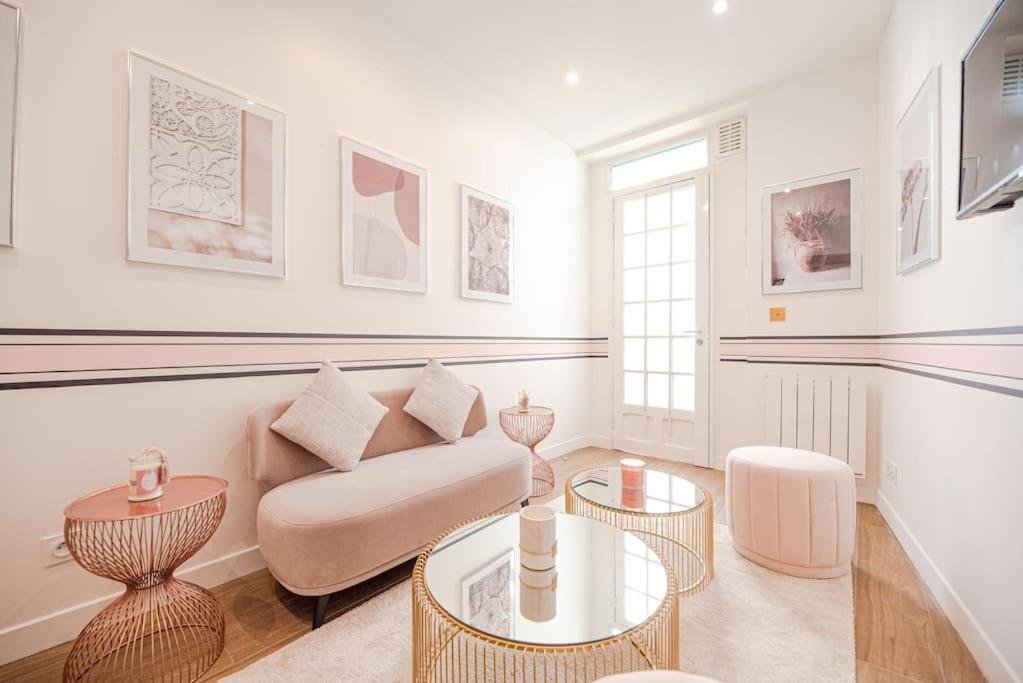 un salon avec un canapé et une table dans l'établissement Cosy Home in Haut Marais II, à Paris