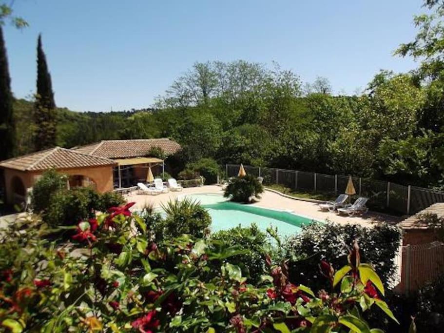 GravièresにあるSud Ardeche joli chalet clim piscine rivière LE CERF Village du serreの庭にスイミングプールがある家
