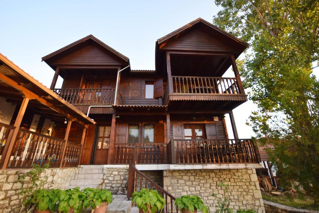 Casa de madera grande con balcones y árboles en WOODEN IN WOODS, 