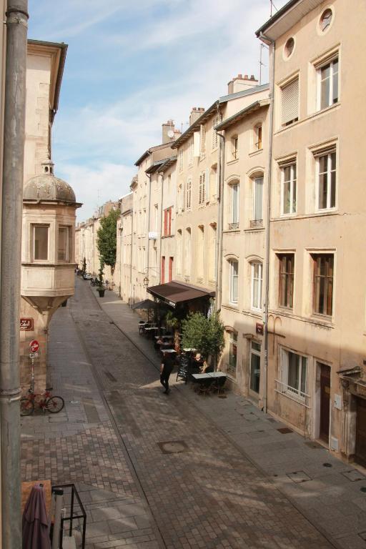 una calle vacía en una ciudad con edificios en Madame Bergamote en Nancy