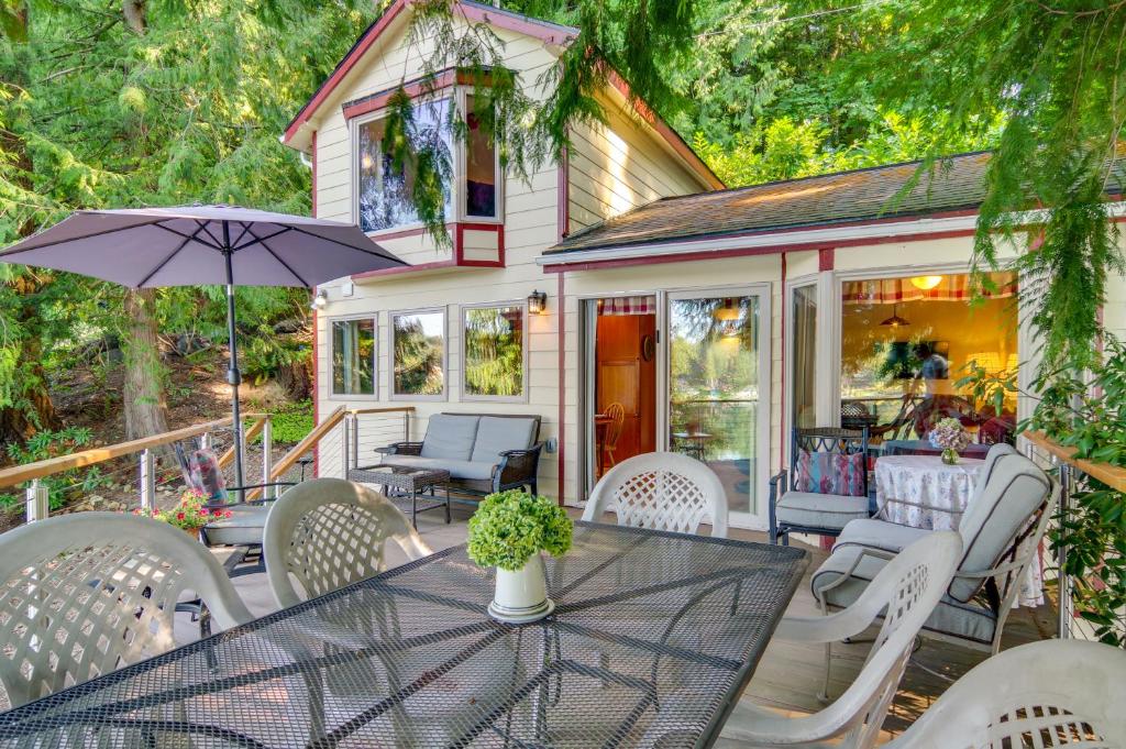 Zahrada ubytování Lakefront Snohomish Cottage with Private Dock!