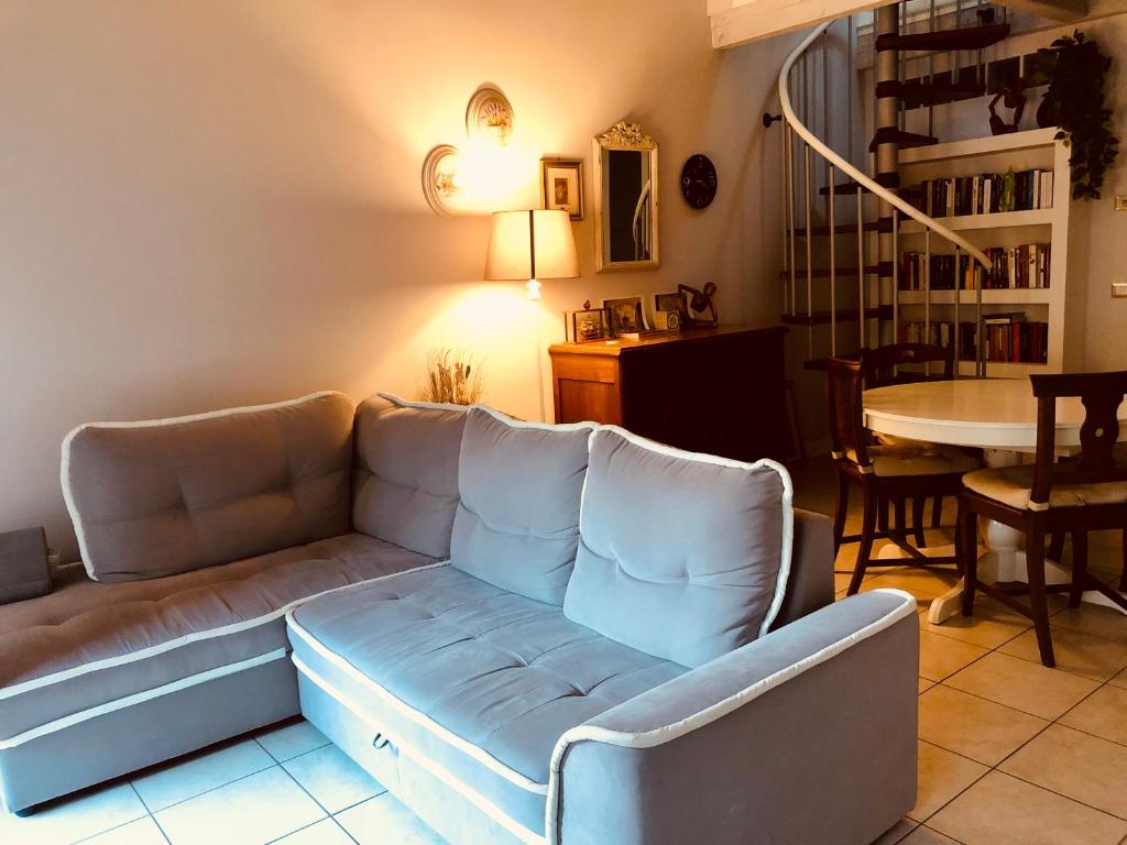 sala de estar con sofá y mesa en Casa di Zelda, en Cremona