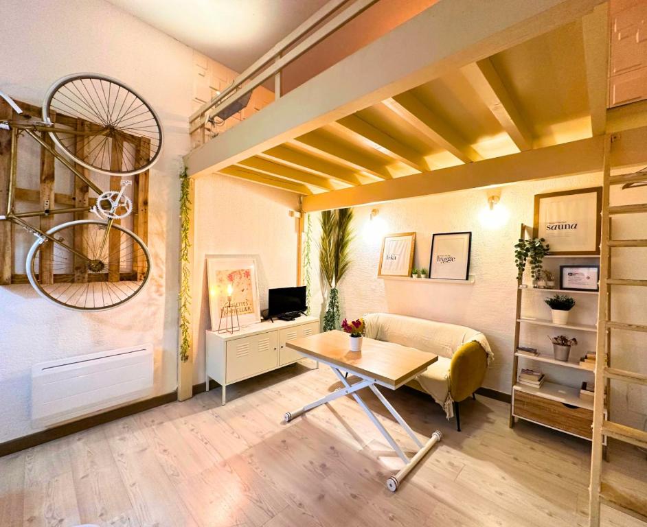 une pièce avec un bureau, une chaise et une table dans l'établissement Studio centre ville comédie gare, à Montpellier